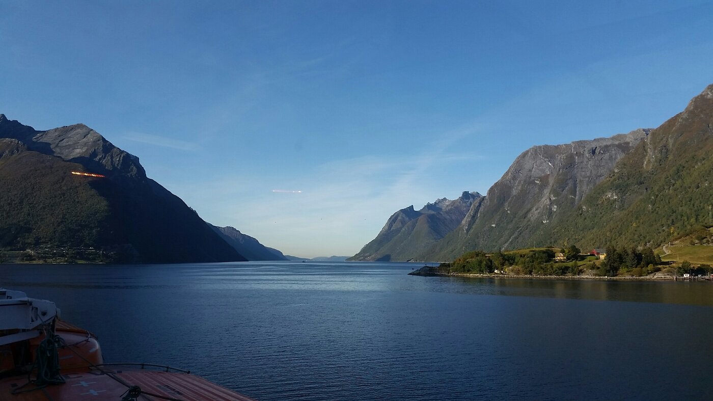 Ut frå Hjørundfjorden