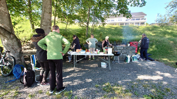 Sumaravslutning, grillmeistrane i aksjon.