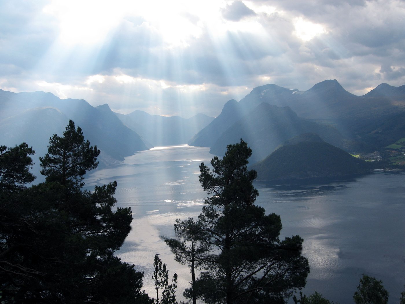 Strålebrot over Synnylvsfjorden