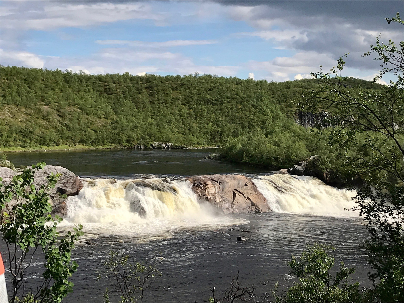 Skog, foss, vann. Pikefossen i Kautokeino kommune. 