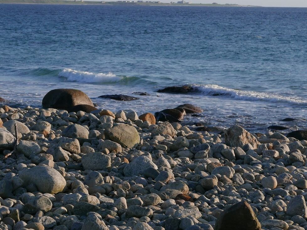 Steinstrand, blått hav