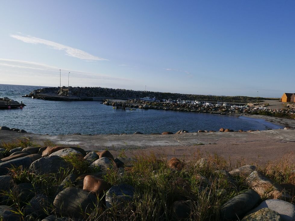 Båthavn med strand. 