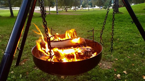 Bålpanne med flammer på Sognsvann