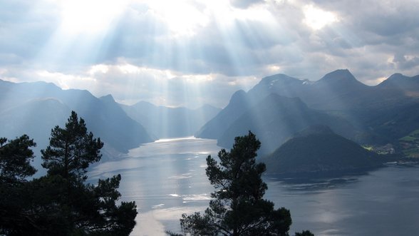 Strålebrot over Synnylvsfjorden